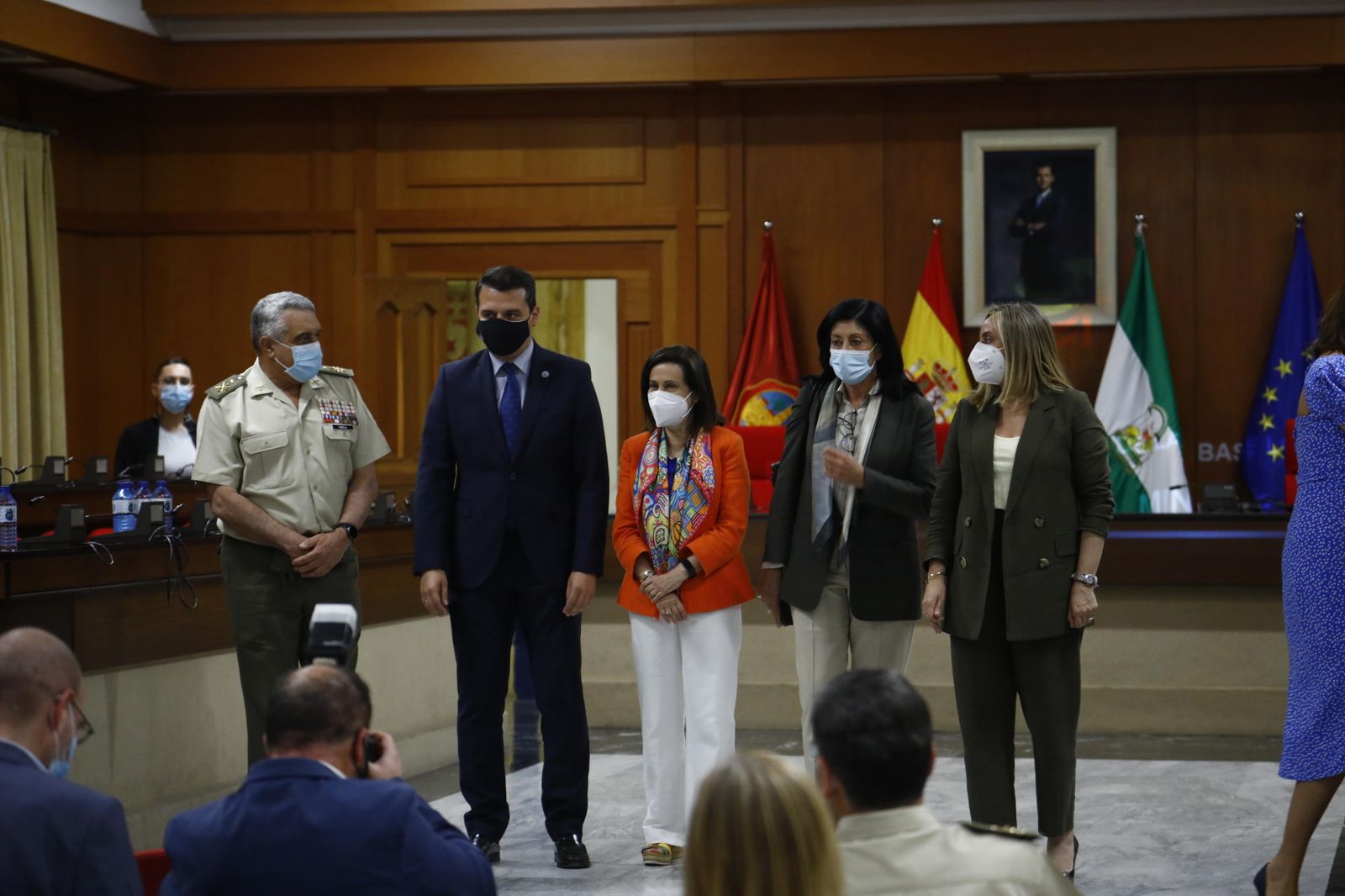 La visita de la ministra de Defensa a Córdoba para conocer la base logística del Ejército, en fotografías