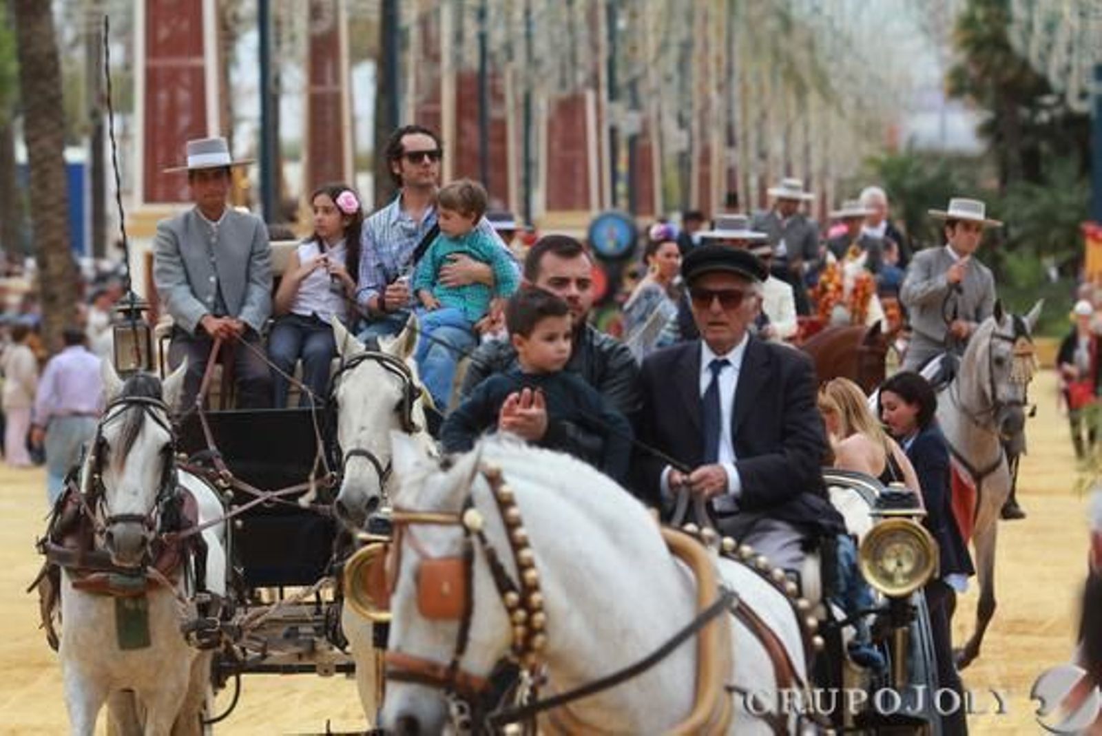 Los coches de caballo arrasaron por el Paseo de las Palmeras y llevaron a multitud de curiosos, que pudieron ver la Feria desde un punto distinto.  Foto: Jose Contreras