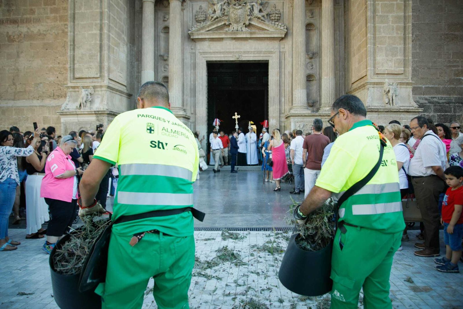 Imágenes de la procesión del Corpus Christi en Almería: así han sido la misa y la posterior marcha por la capital