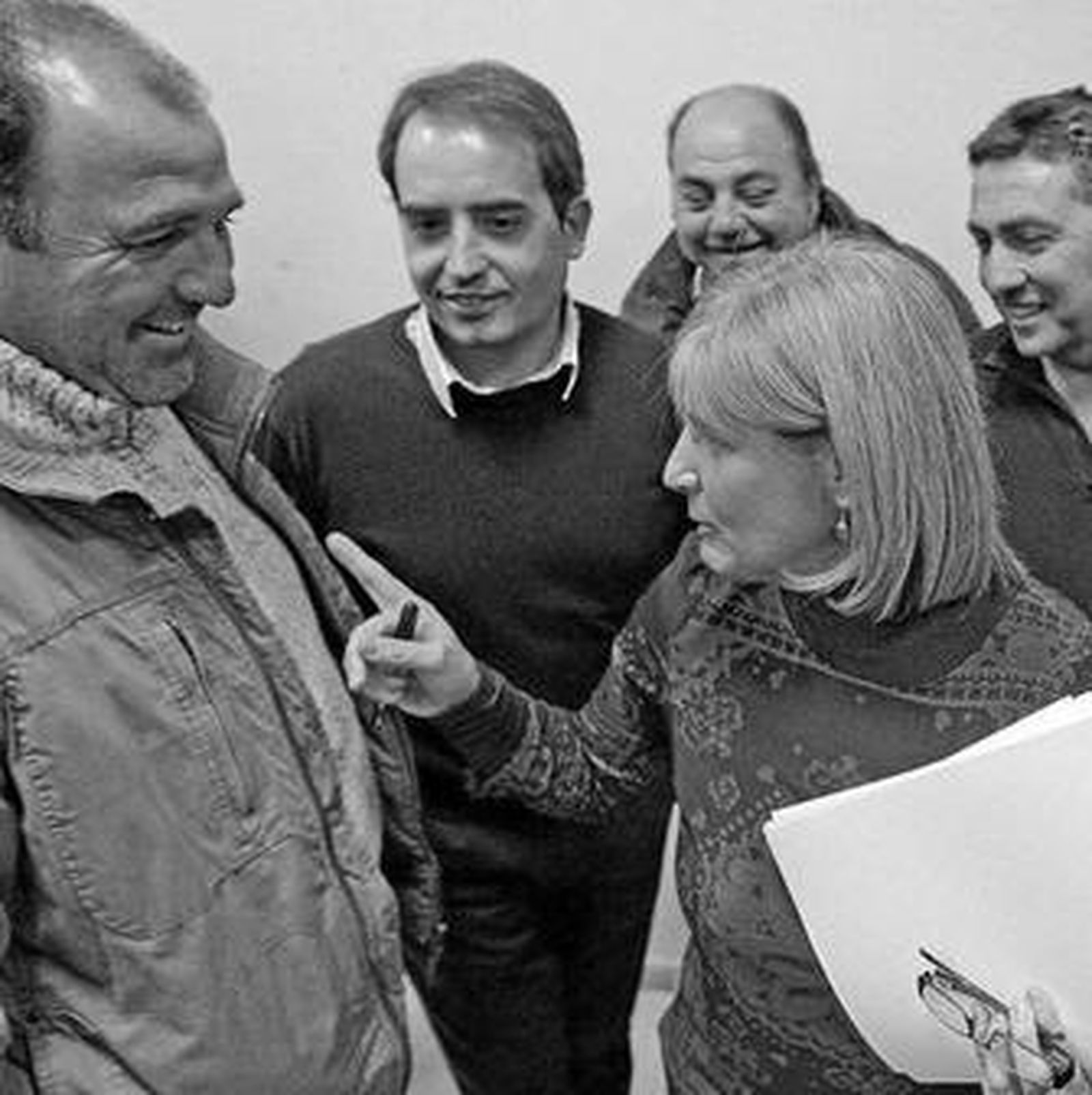 La alcaldesa se dirige a un empleado municipal antes de empezar la rueda de prensa.