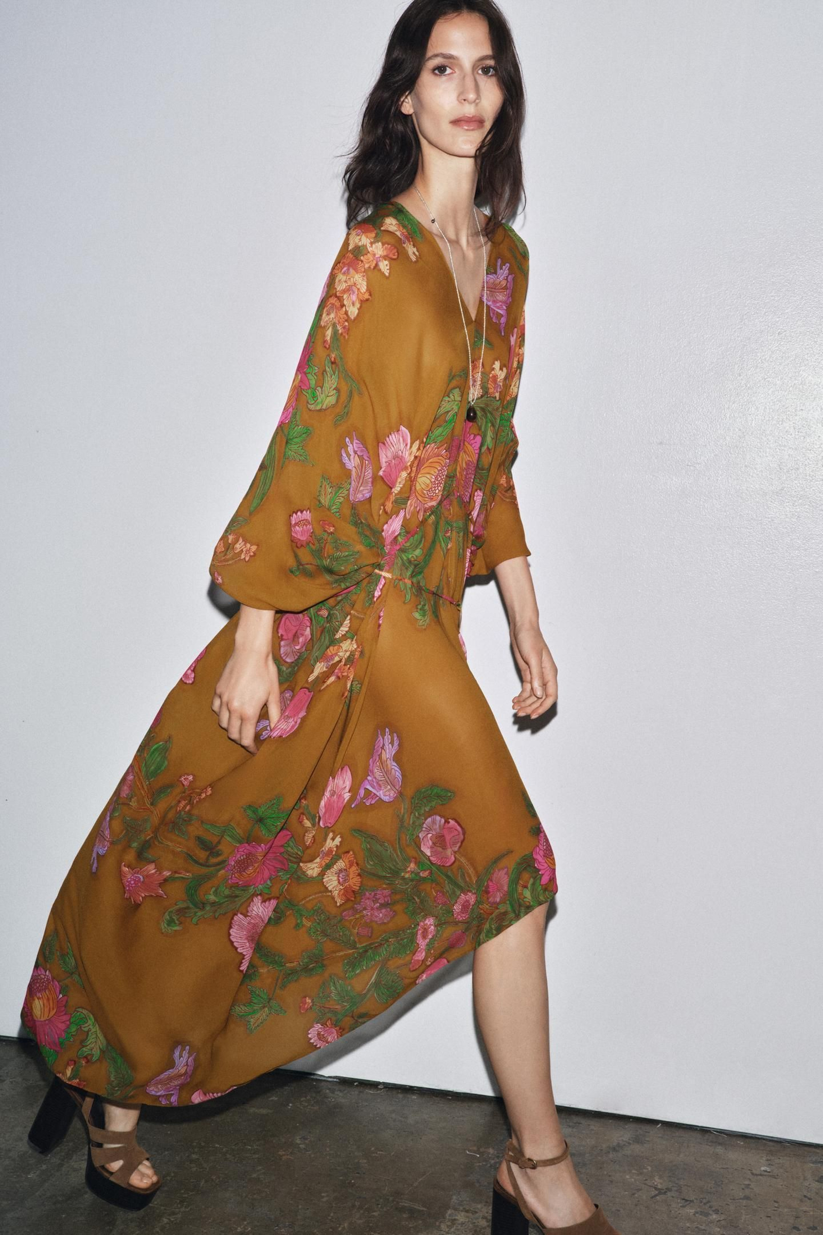 Vestido de flores oversize de Zara.