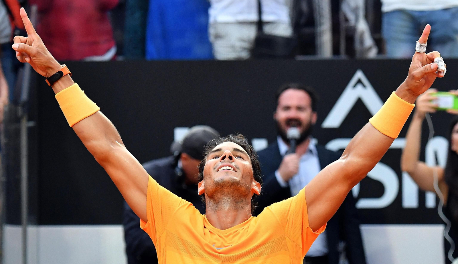El tenista español Rafael Nadal alza los brazos después de vencer a Alexander Zverev en la final del torneo de Roma.