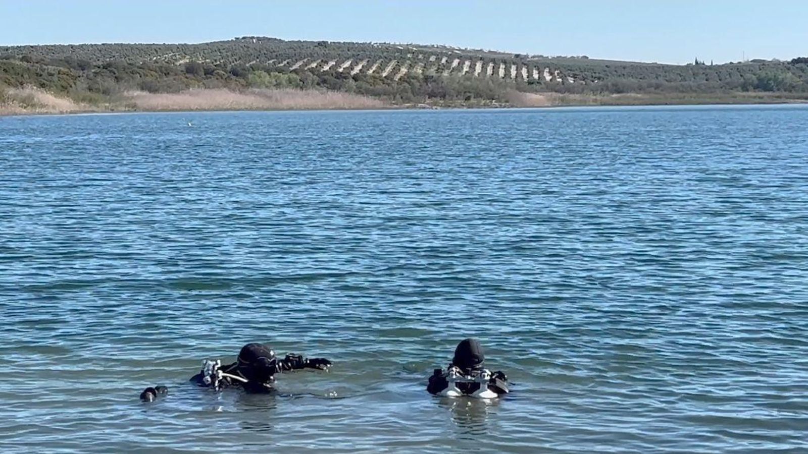 Los buceadores se adentran en la laguna