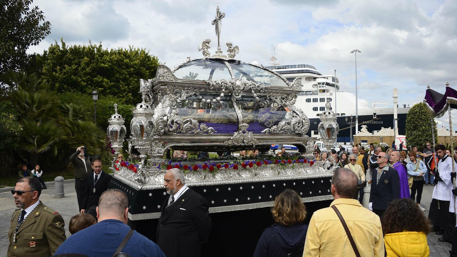 La Sagrada Urna del Santo Entierro procesiona por la plaza de San Juan de Dios. La Sagrada Urna del Santo Entierro procesiona por la plaza de San Juan de Dios.