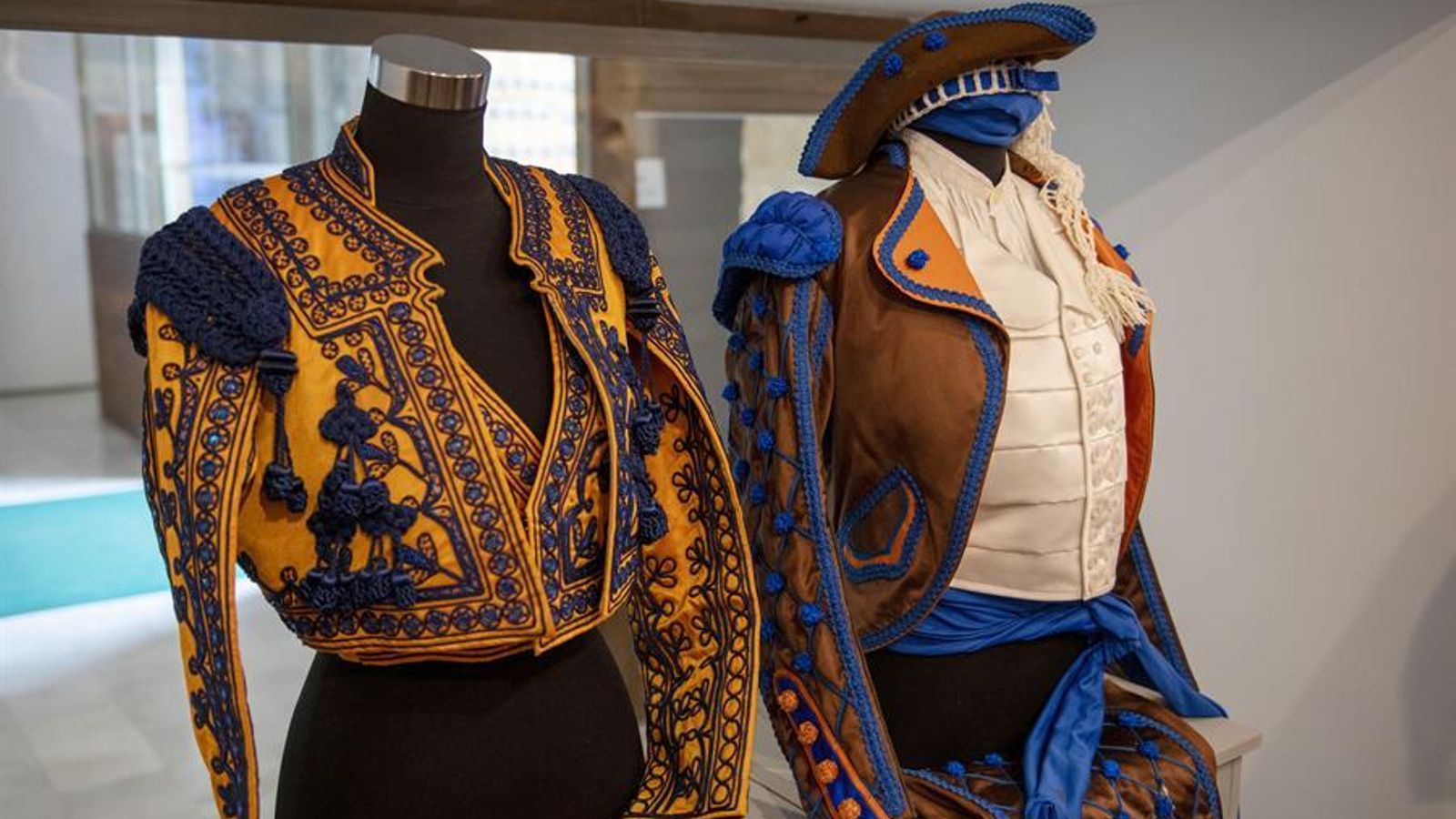 Dos trajes de torero de diferentes épocas que forman parte de la muestra ‘Vestir el rito. Exposición de indumentaria taurina”, donde se puede observar la evolución del traje de luces desde 1845 hasta nuestros días.