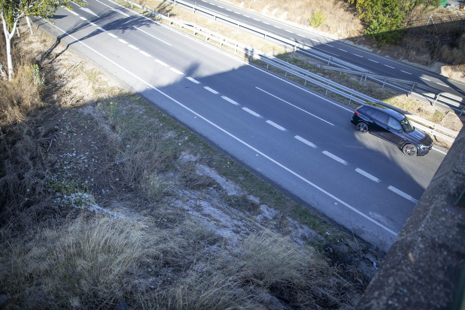 Zona del pilar del puente a Fuensanta contra el que se estrelló el turismo en el que viajaban cinco personas. Cuatro de ellas resultaron fallecidas.