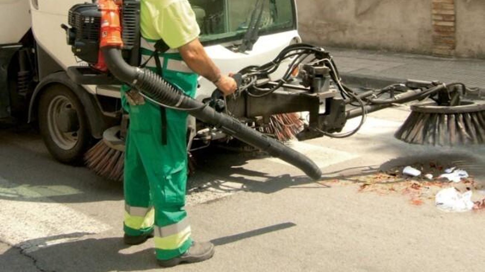 Primer plano de una máquina sopladora de Lipasam.