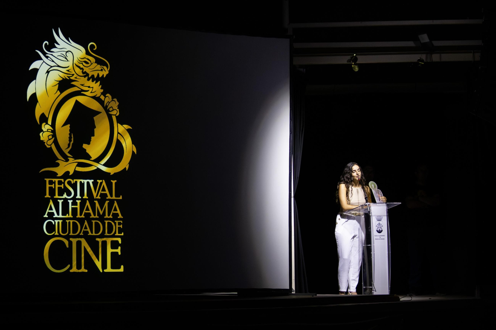 Silvia Moreno recoge el premio a la Mejor Interpretación obtenido por Nacho Guerreros por Piedra, Papel o Tijera.
