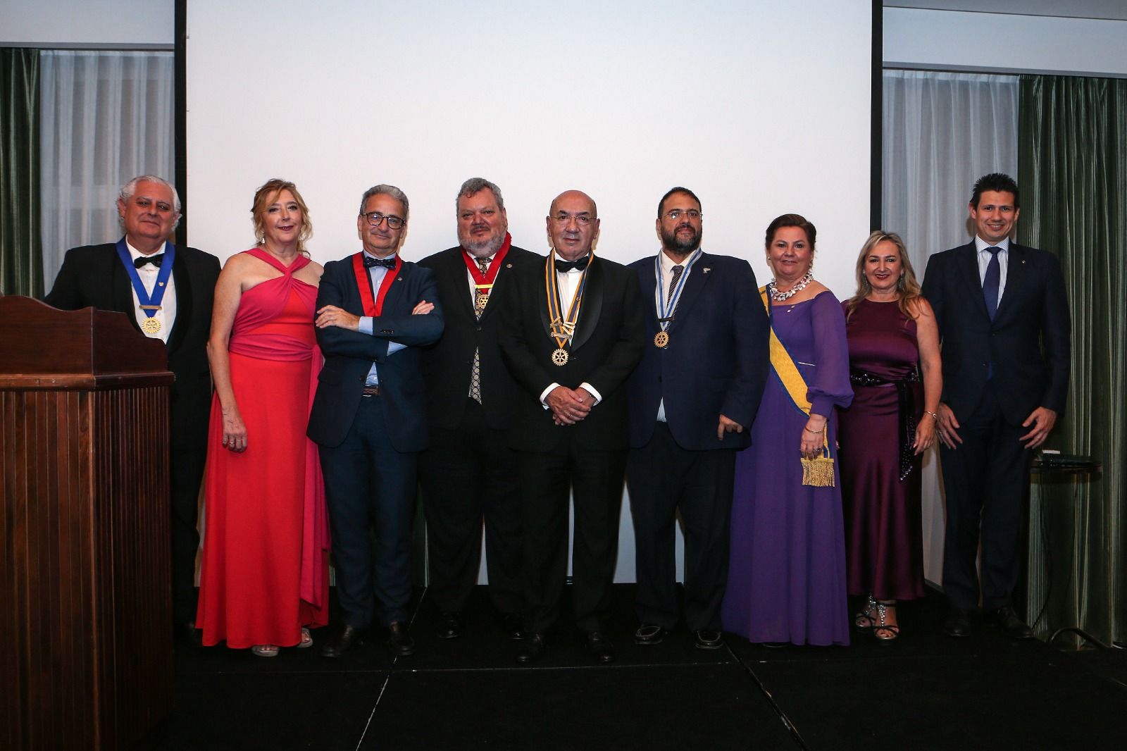 El nuevo presidente del Club Rotary Sevilla Cartuja, el médico Ángel Moliní, con la nueva directiva.