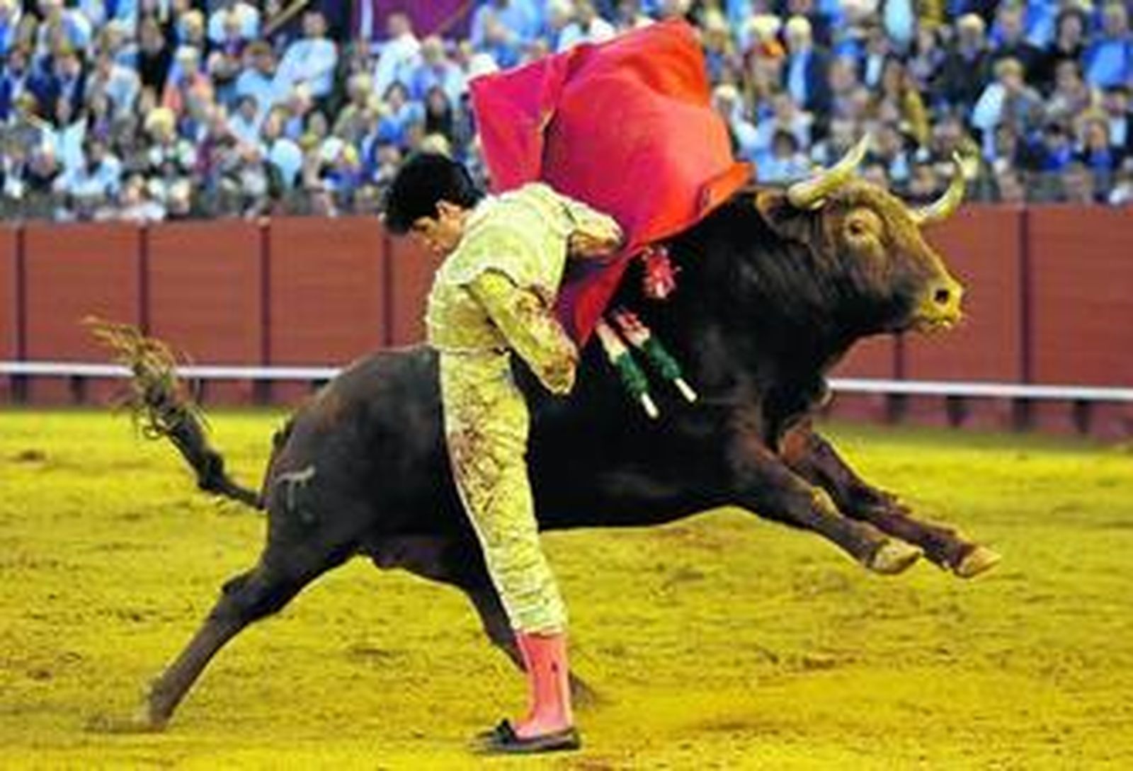 Alberto López Simón, en una manoletina ceñidísima al sexto toro, al que cortó una oreja.