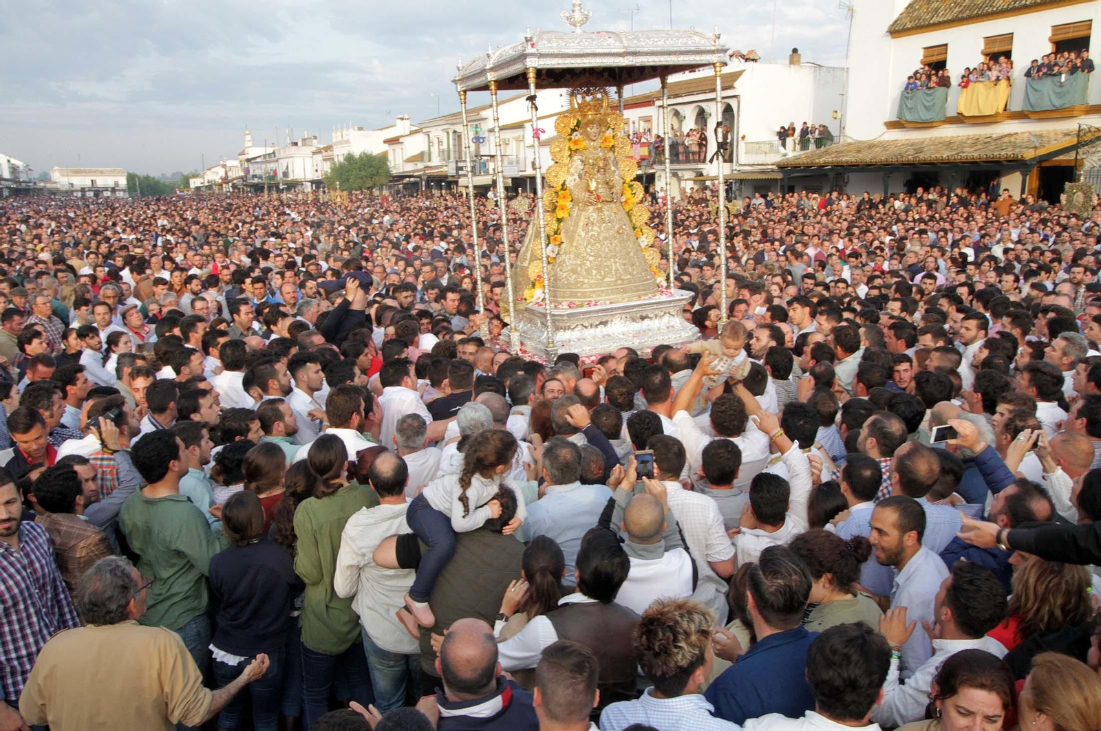 Las imágenes de la procesión de la Virgen del Rocío por la aldea en el Lunes de Pentecostés