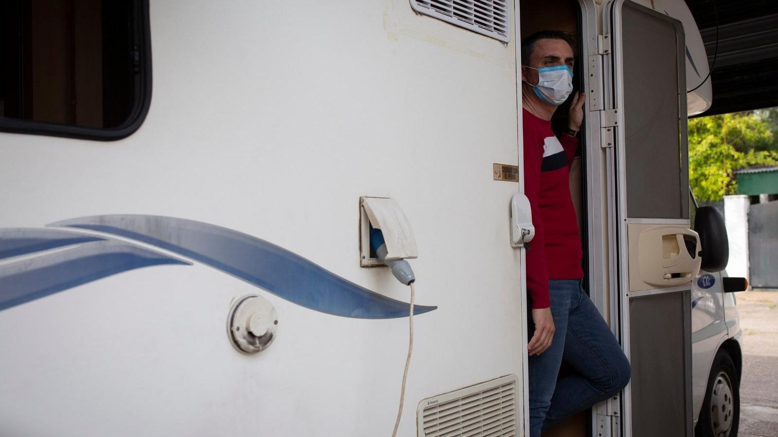 El policía local, en la autocaravana.