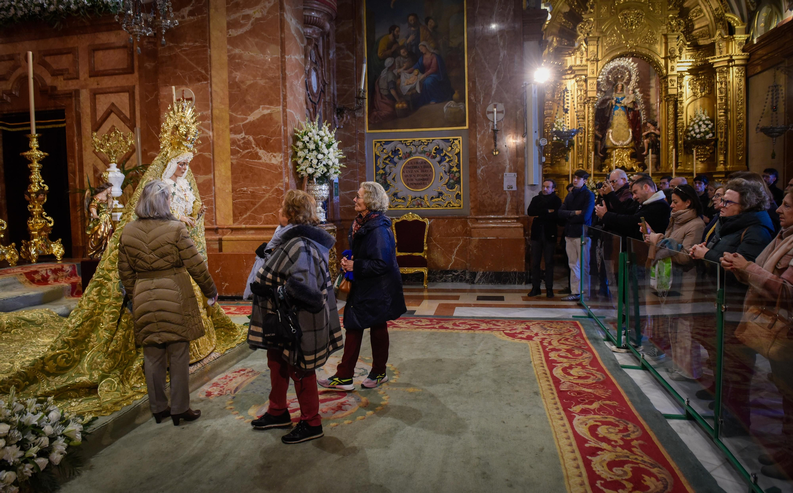 El besamanos de la Macarena, en imágenes