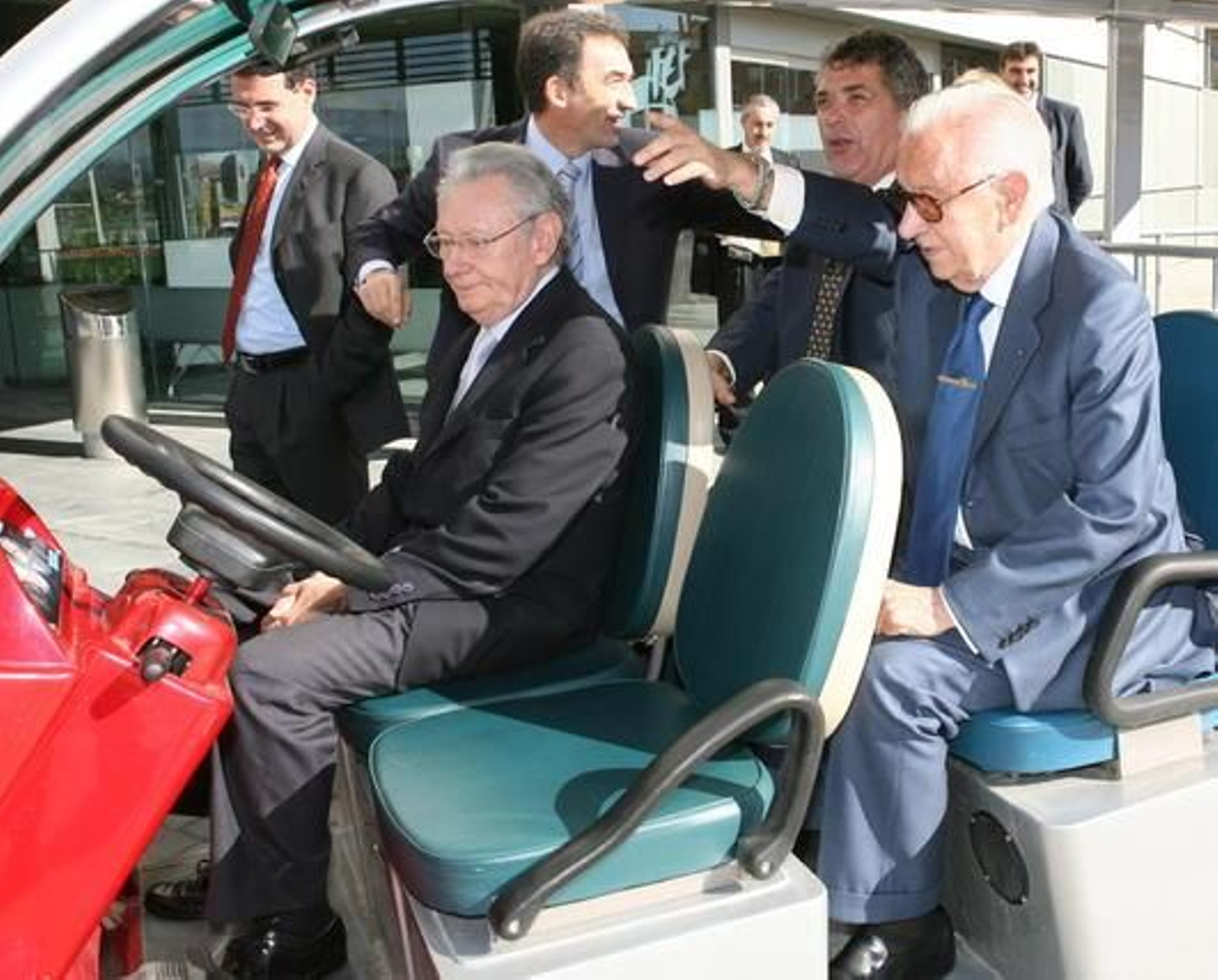 Juan Antonio Samaranch acompañado por Ángel María Villar durante su visita a la Ciudad del fútbol de Las Rozas, en 2006.

Foto: Kote Rodrigo / Efe