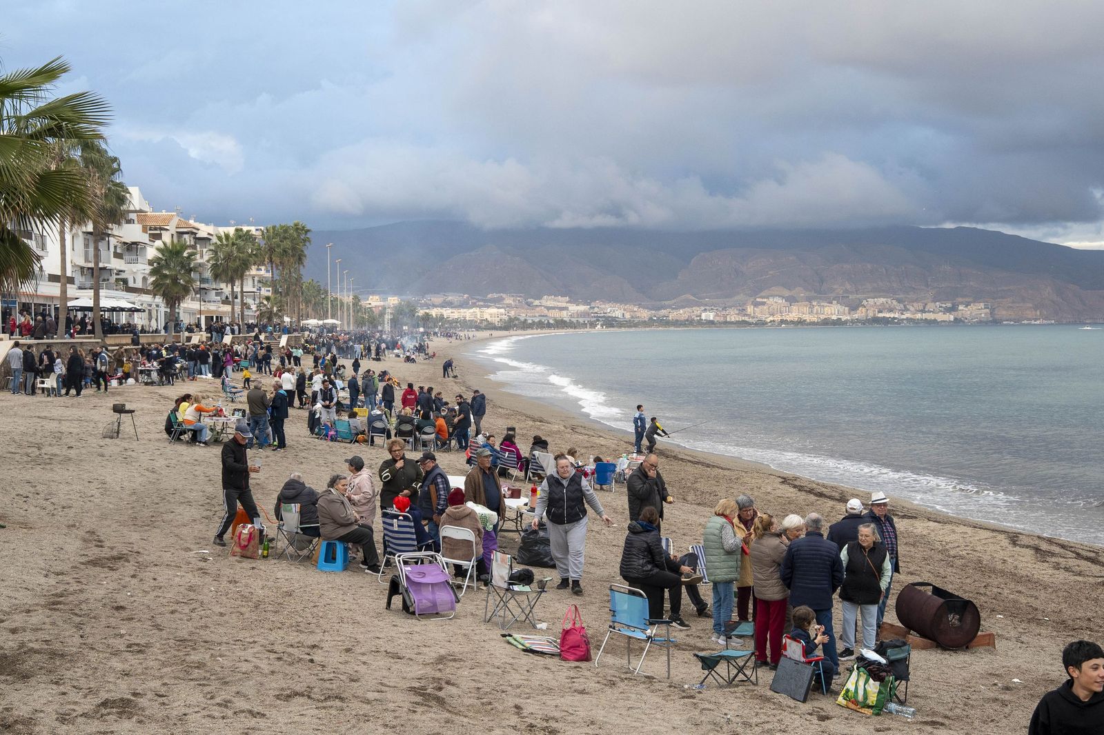 Las moragas reúnen a miles de personas en Roquetas para celebrar el final de año