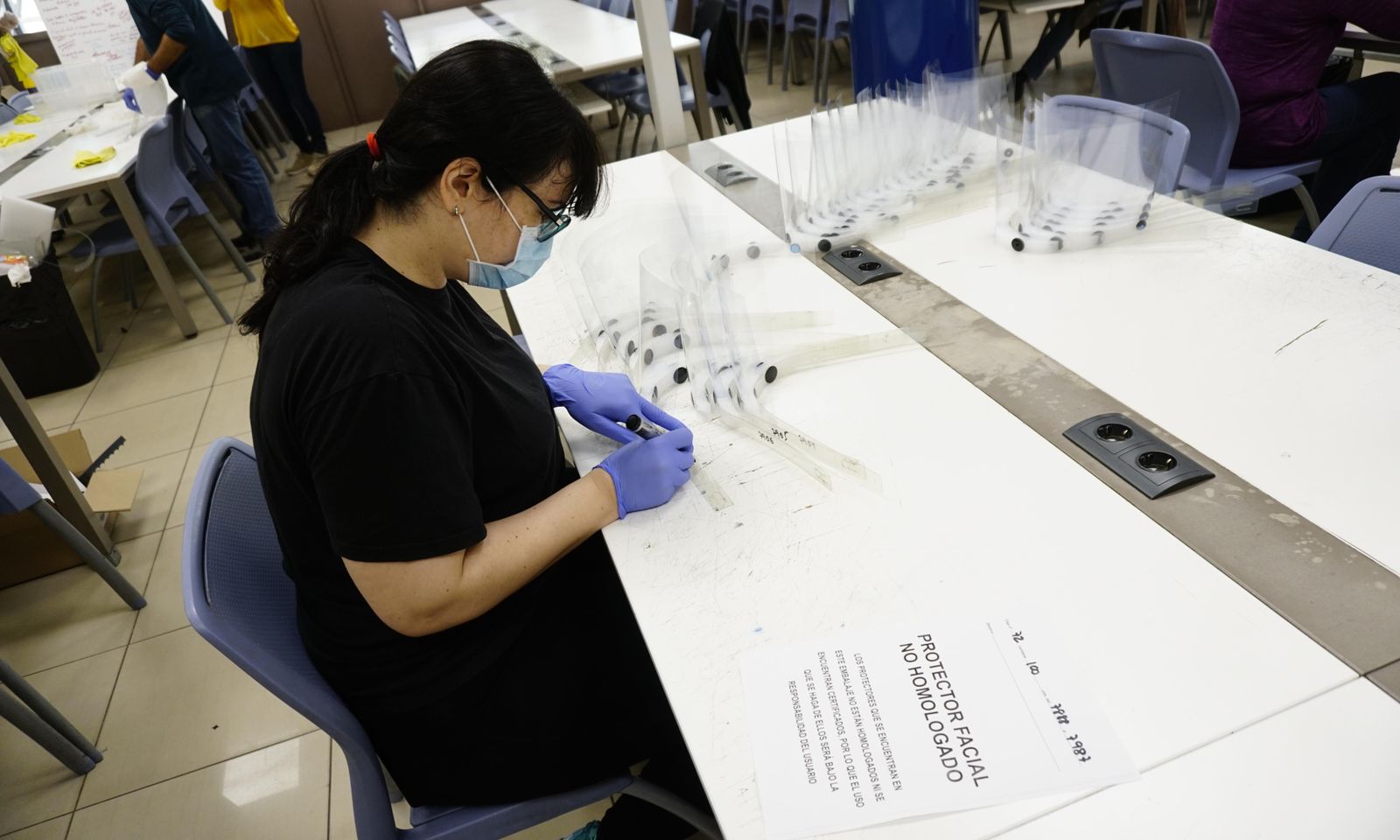 Coronavirus en Sevilla: El Fablab de la Escuela de Arquitectos fabrica mil mascarillas al día.