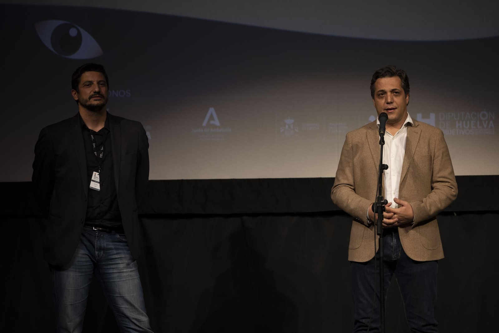 Imágenes de la proyección de  'Algo Salvaje. La historia de Bambino' de Paco Ortiz