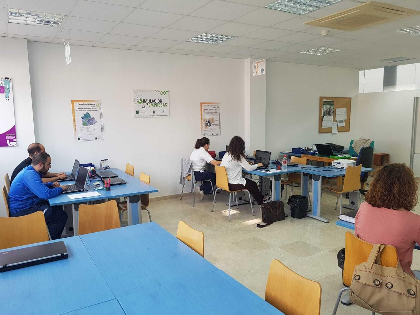 Primeras clases del programa Piles cuyo objetivo es la inserción en el mercado laboral.