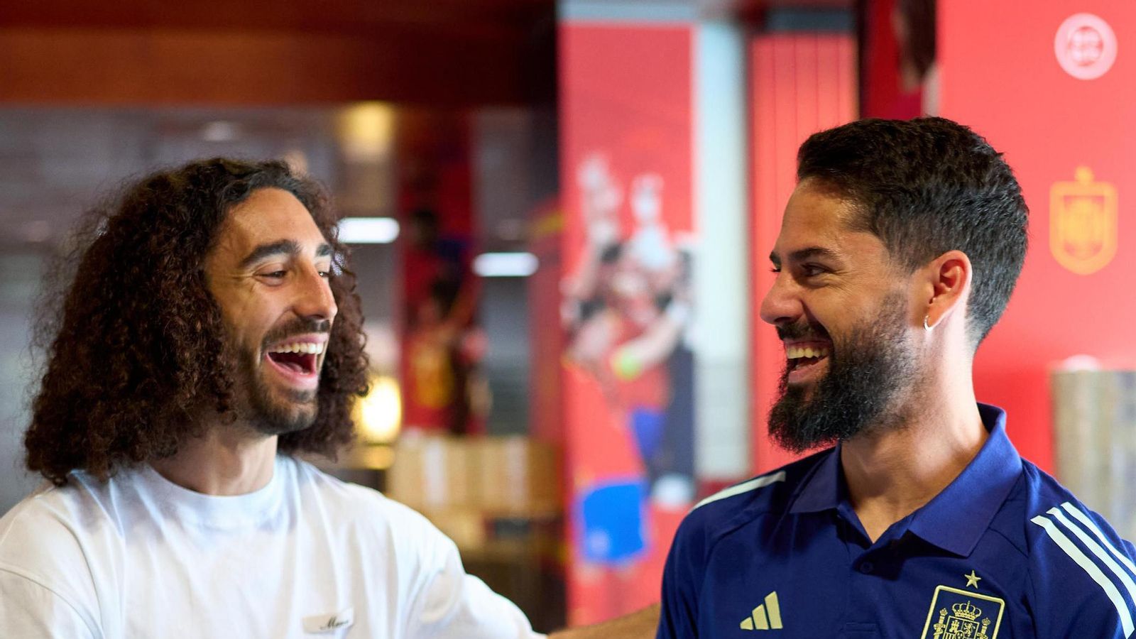Cucurella e Isco se saludan a la llegada a Las Rozas. Cucurella e Isco se saludan a la llegada a Las Rozas.
