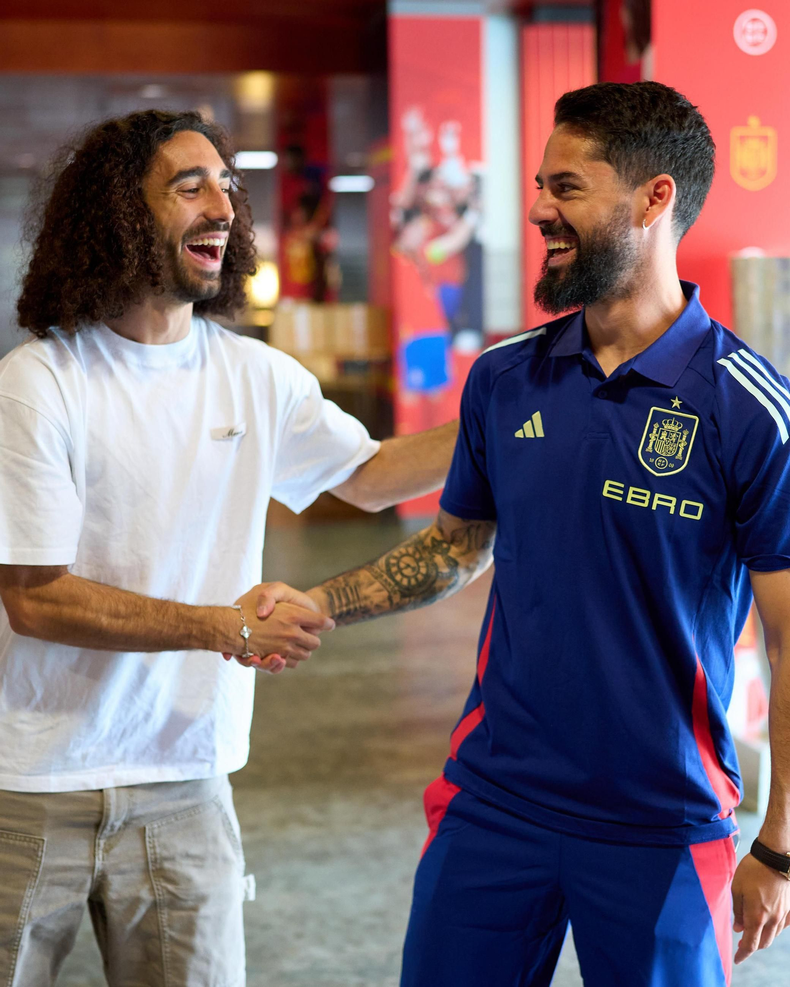 Cucurella e Isco se saludan a la llegada a Las Rozas.