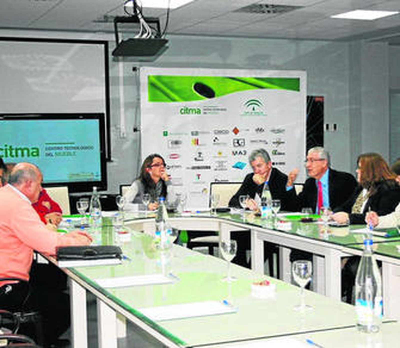 Un momento del encuentro de Francisco Pons con la junta directiva del CITMA en Lucena.
