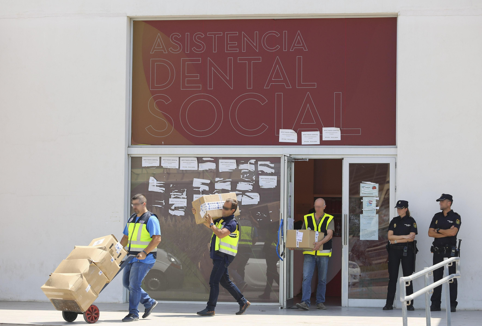 Policías durante el registro de la sede de Idental de principios de agosto en su sede de Málaga.
