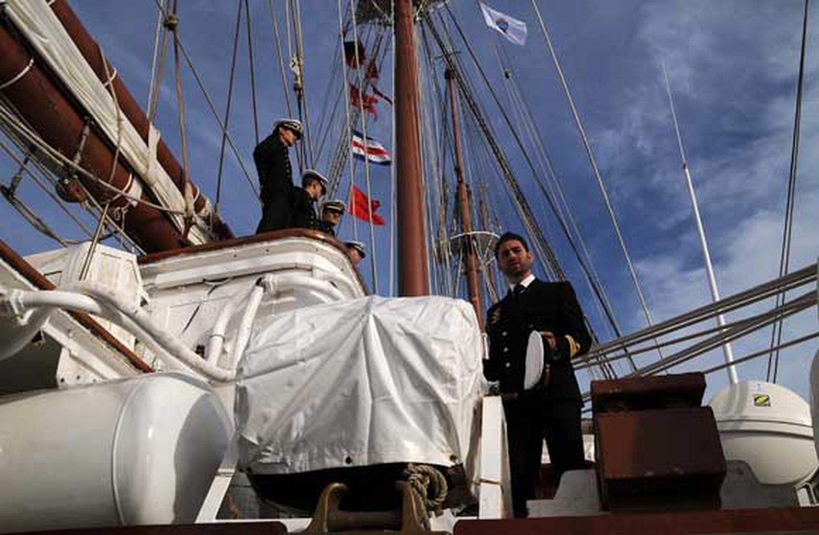 San Fernando despide en el Arsenal de La Carraca al buque escuela de la Armada, que partió de forma excepcional en uno de los primeros grandes actos conmemorativos del 2010

Foto: Javier Gonzalez