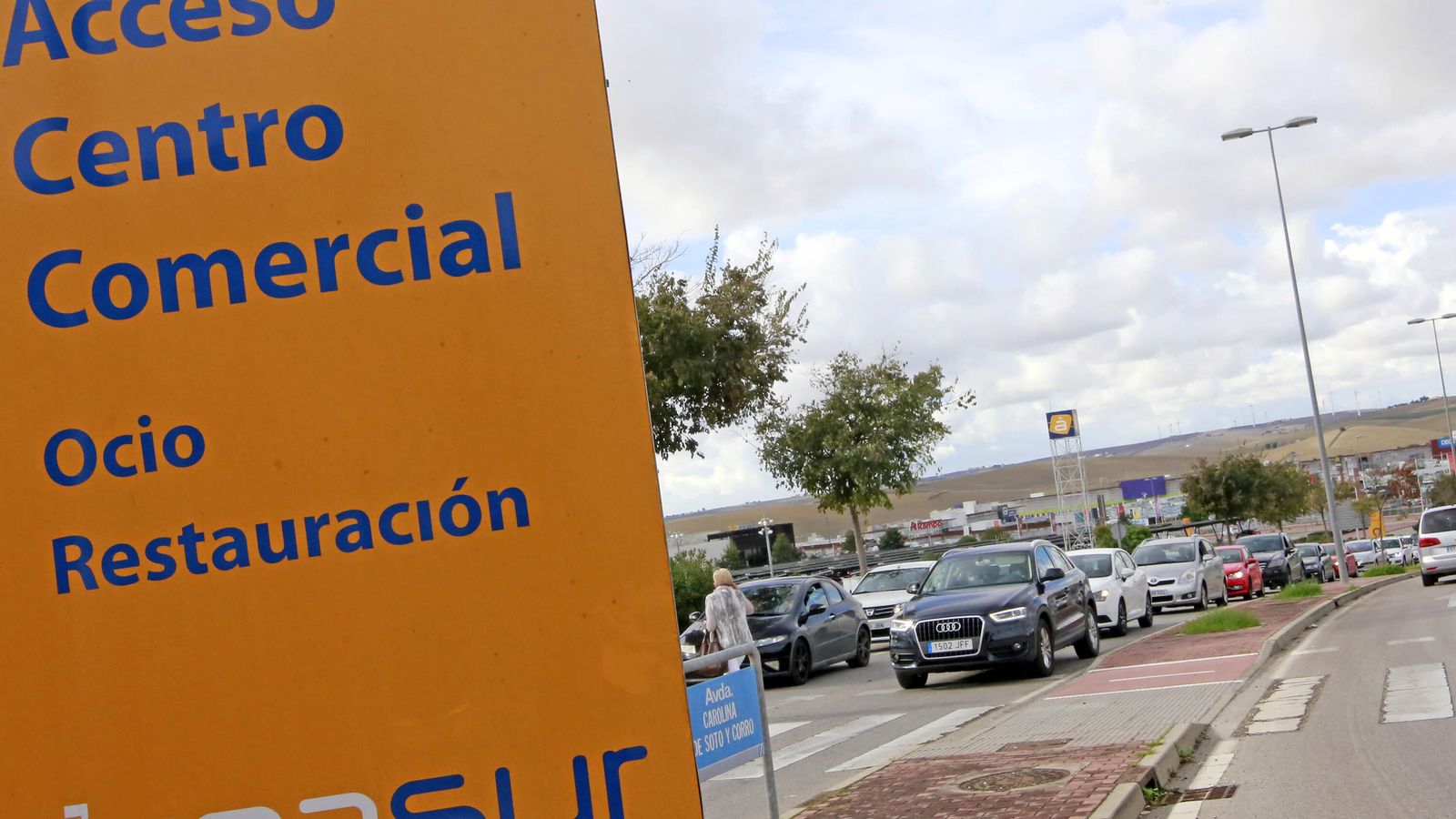 Colas de vehículos por el Black Friday en los accesos al centro comercial Luz Shopping.