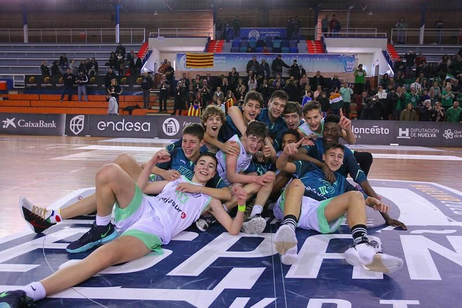 Andalucía infantil celebra su título.