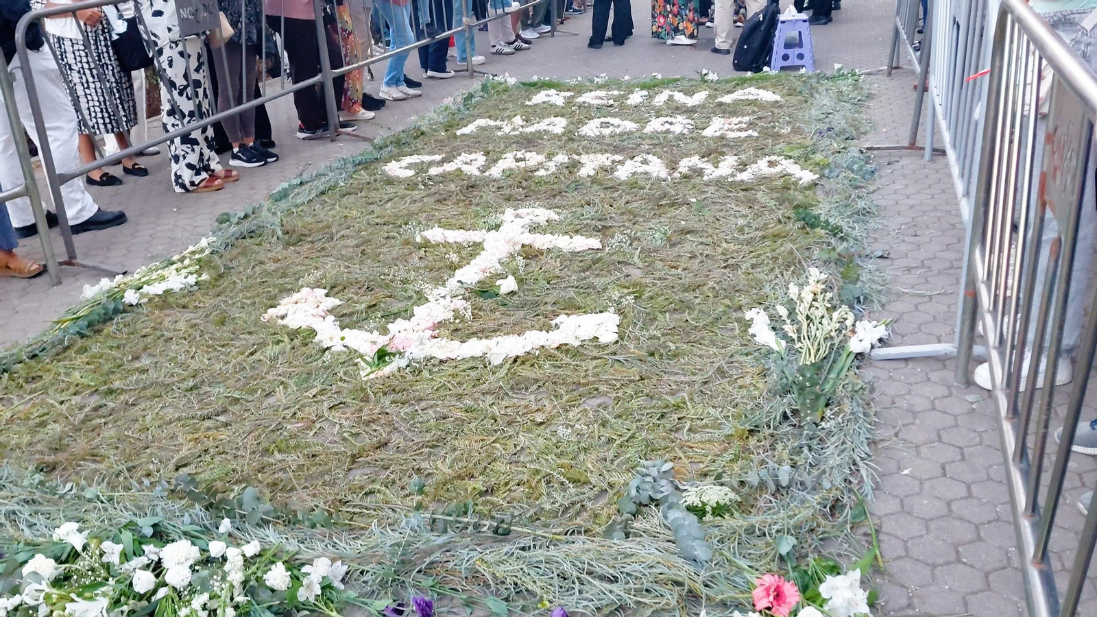 Los encargados de montar esta alfombra han sido los miembros del colectivo "Engalanemos el barrio"
