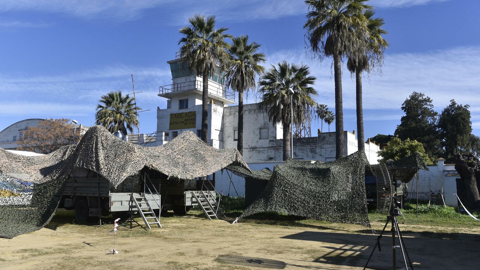 Al fondo, la torre de control.