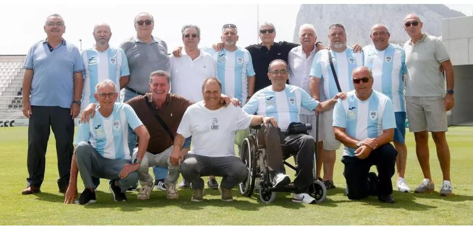 Integrantes del Recreativo infantil 1974-75, sobre el césped del Ciudad de La Línea, este sábado