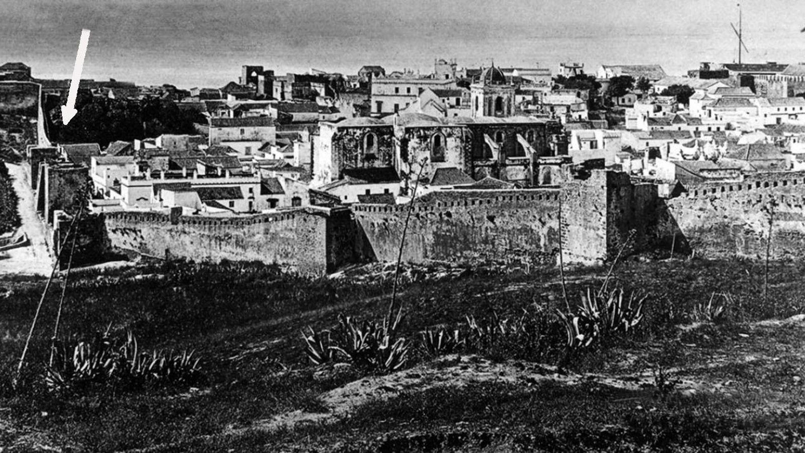 Recinto fortificado de Tarifa. Señalada con una flecha la puerta del Retiro o de Algeciras en cuyo tramo de muro los franceses concentraron su ataque.
