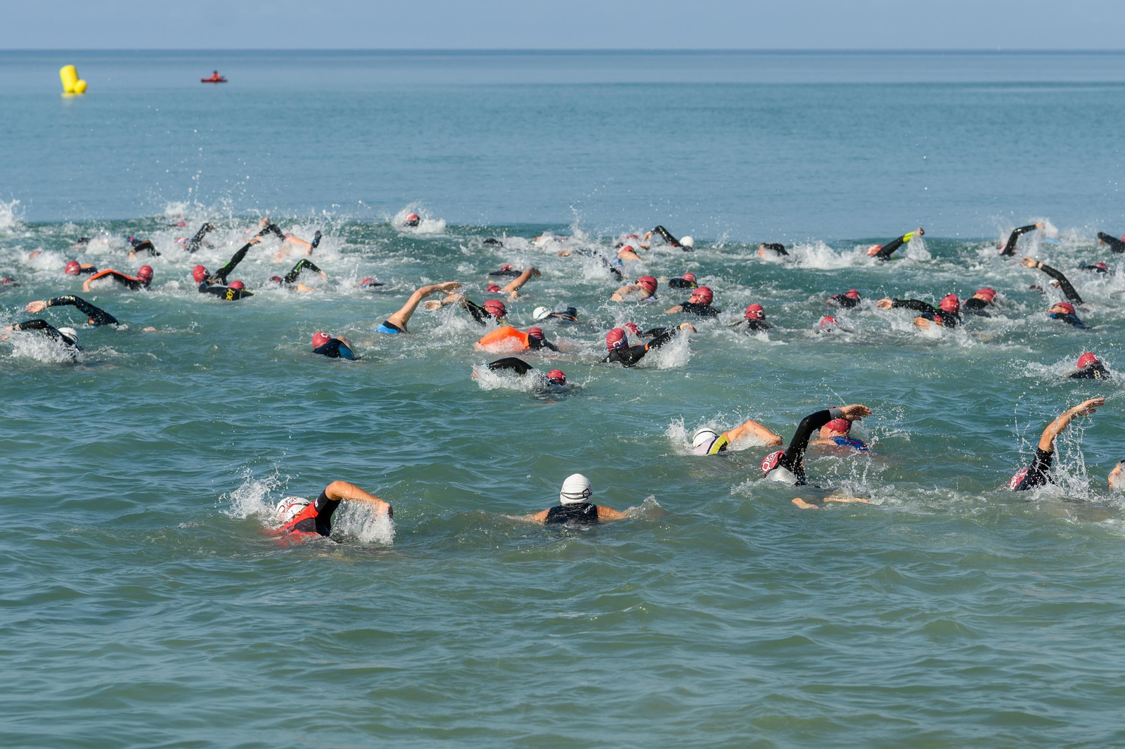 Las dos decenes de trialetas salieron desde la playa de la capital almeriense