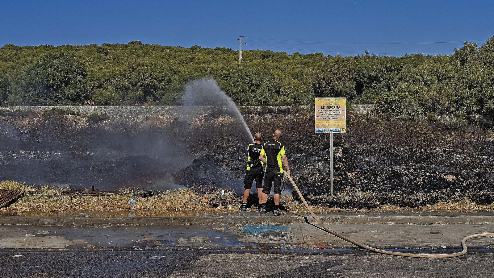 Fotos del incendio de pasto en el polígono de La Menacha en Algeciras