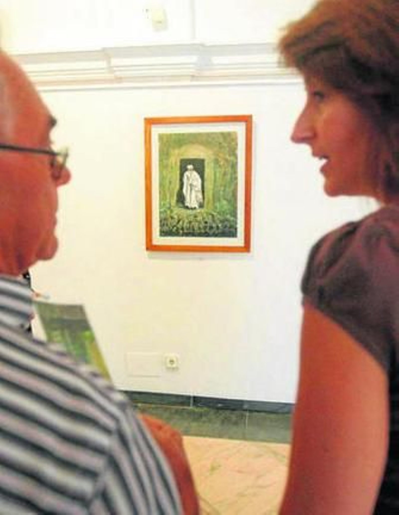 Francisco cabrera conversa con Pilar Pintor, al fondo un lienzo.