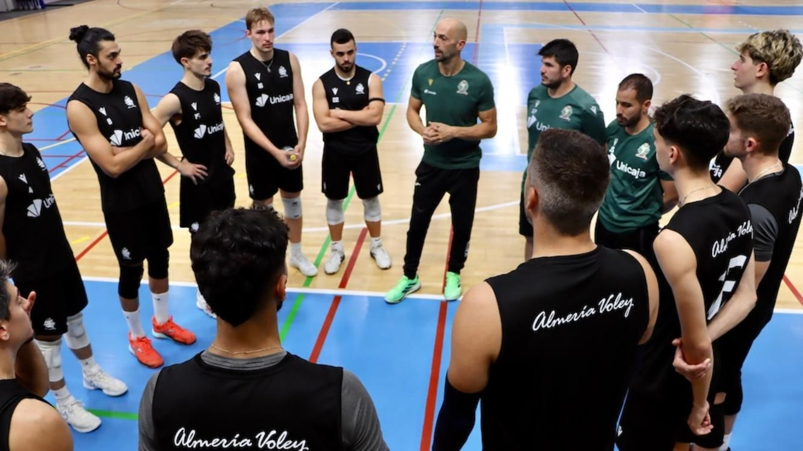 Israel Rodríguez se dirige a la plantilla ahorradora en el entrenamiento del pasado martes.