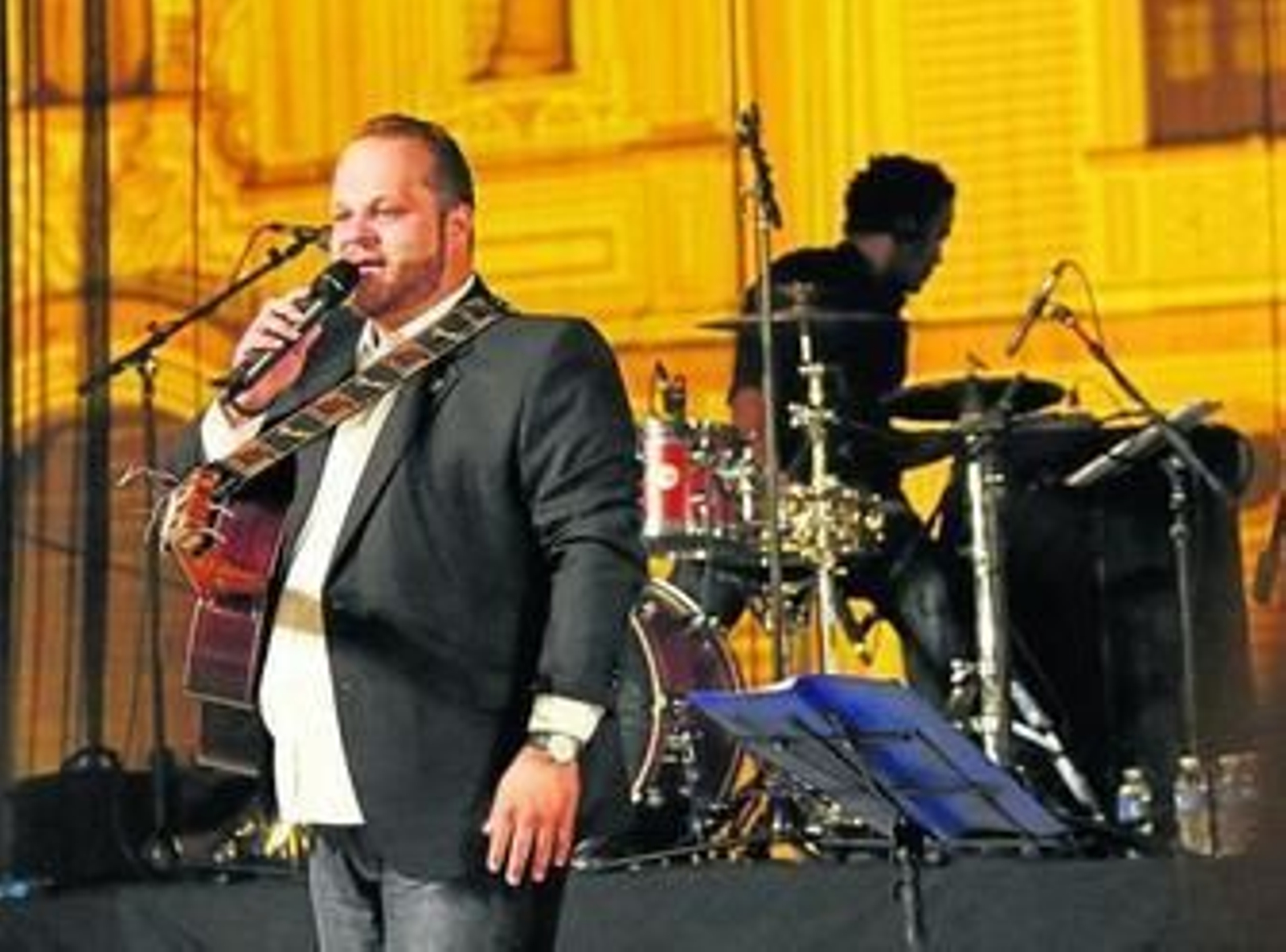El cantante santanderino, en un momento de su actuación anoche en la Plaza de la Merced.