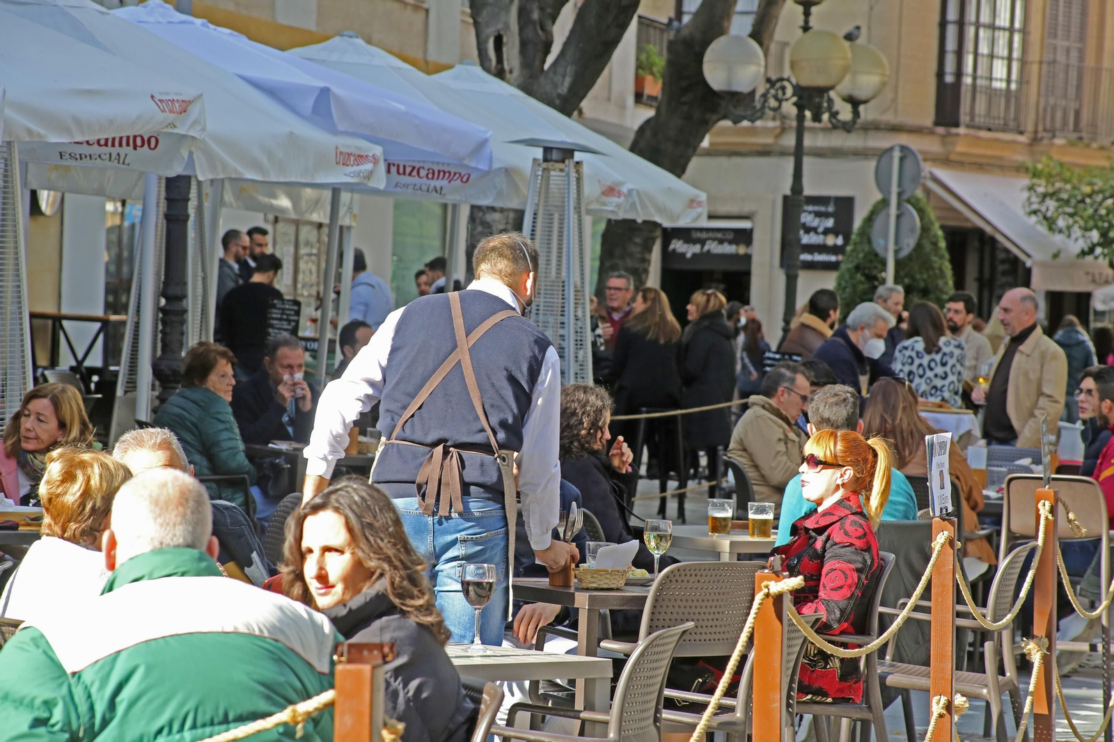 Puente de la Constitución,El centro de Jerez  llena de publico sus bares y terrazas