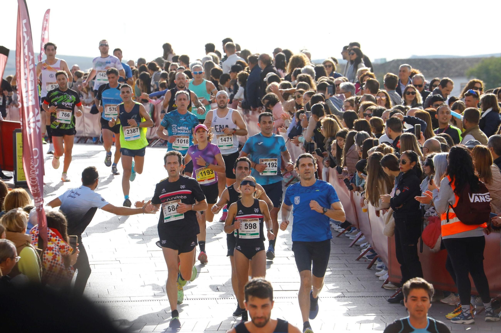 Varios atletas cruzan la Puerta del Puente en la edición del año pasado.