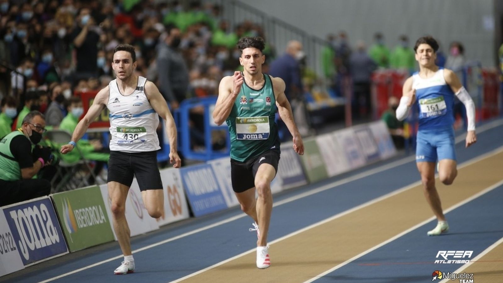 Dani Rodríguez, en el centro, durante la final del 200