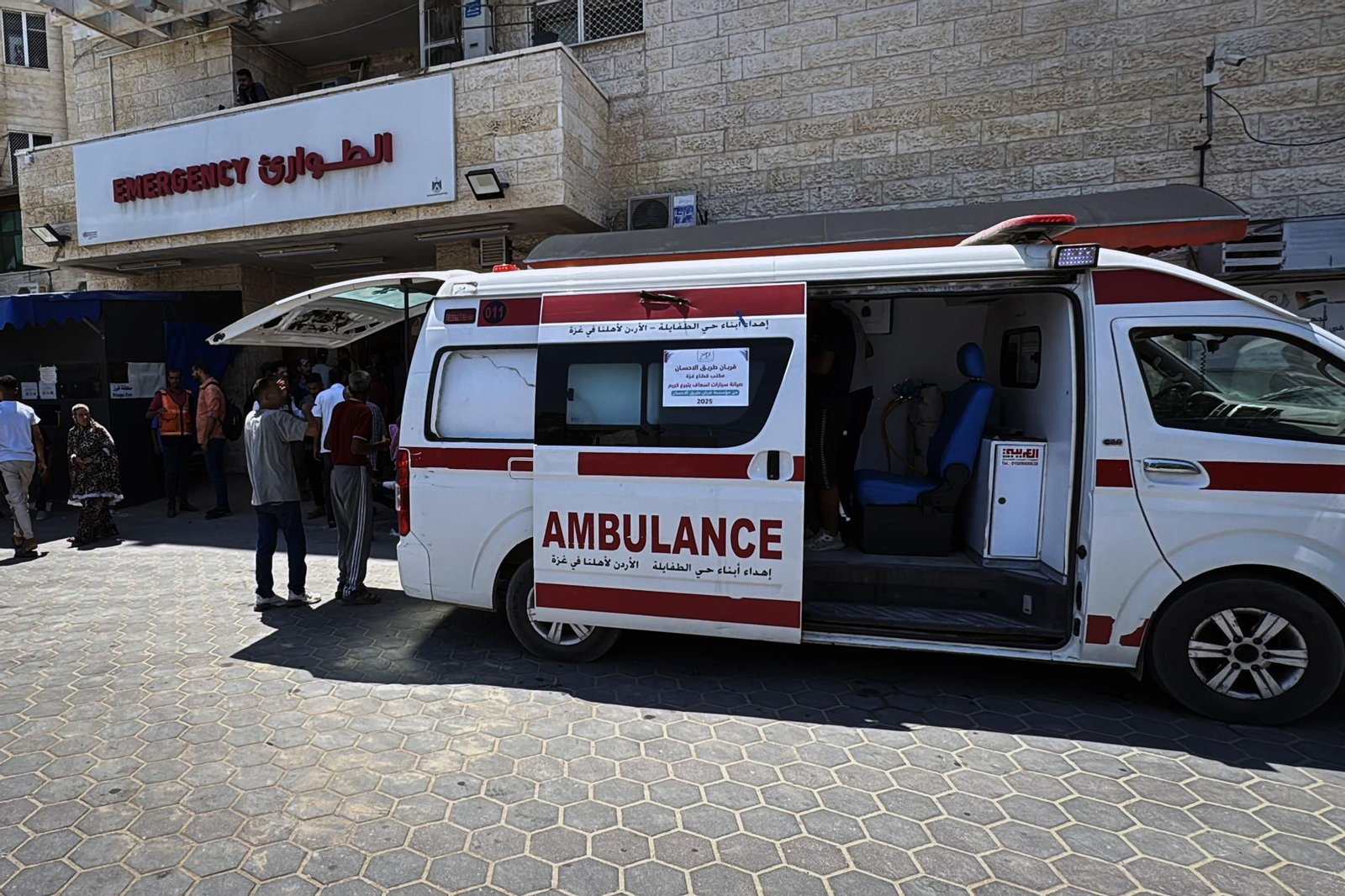 Una ambulancia ante un hospital de Gaza.