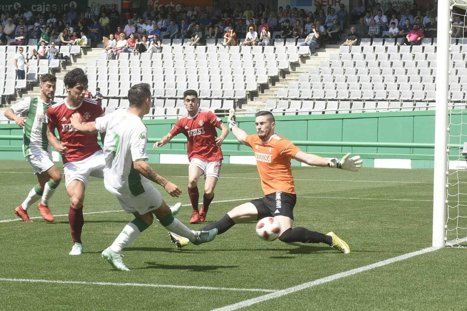 El blanquiverde Carracedo dispara para batir a José Rodríguez en el primer gol.