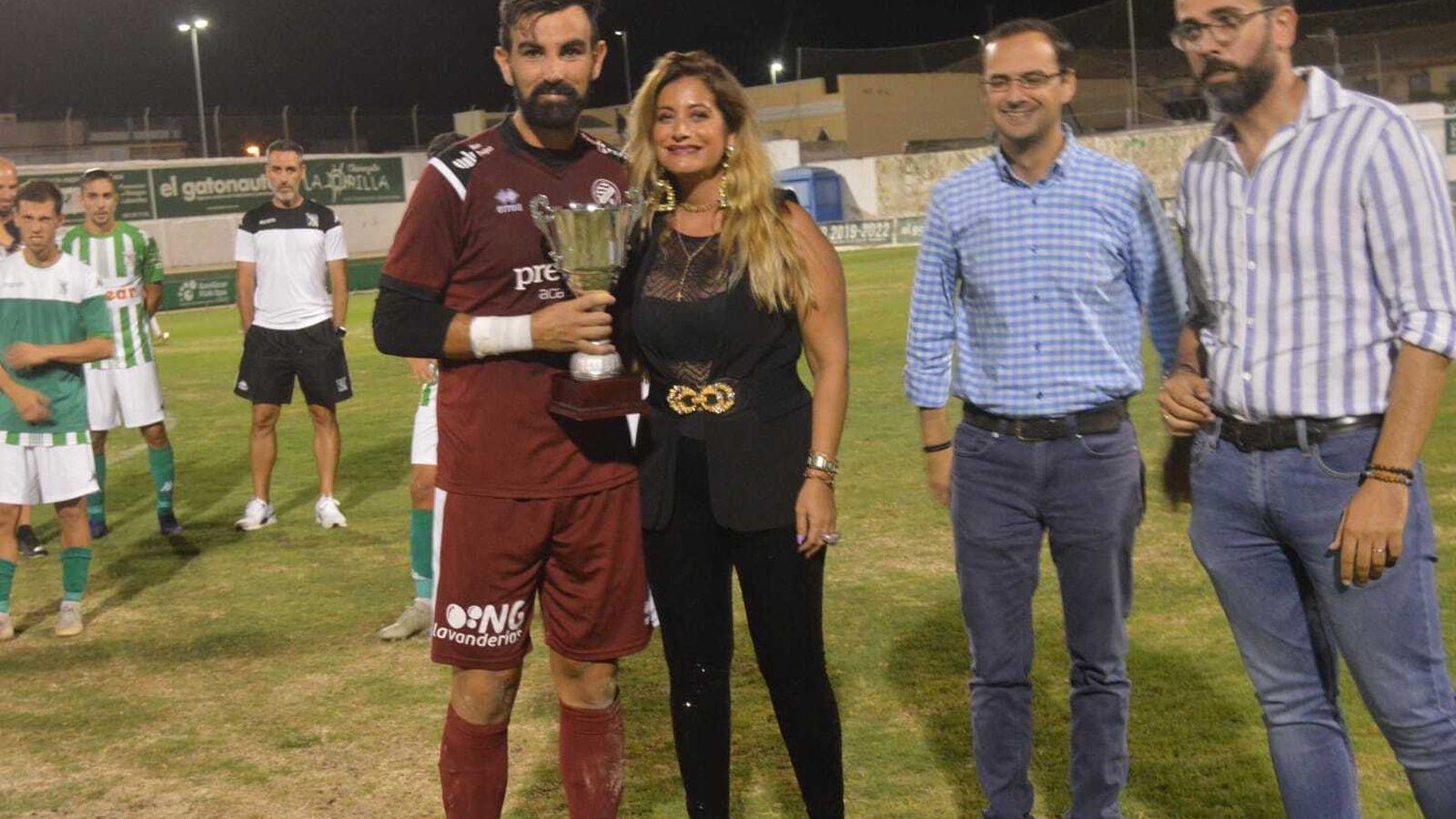 Camacho recogió el trofeo de subcampeón del 'Sanlúcar, Puerta de Doñana'.