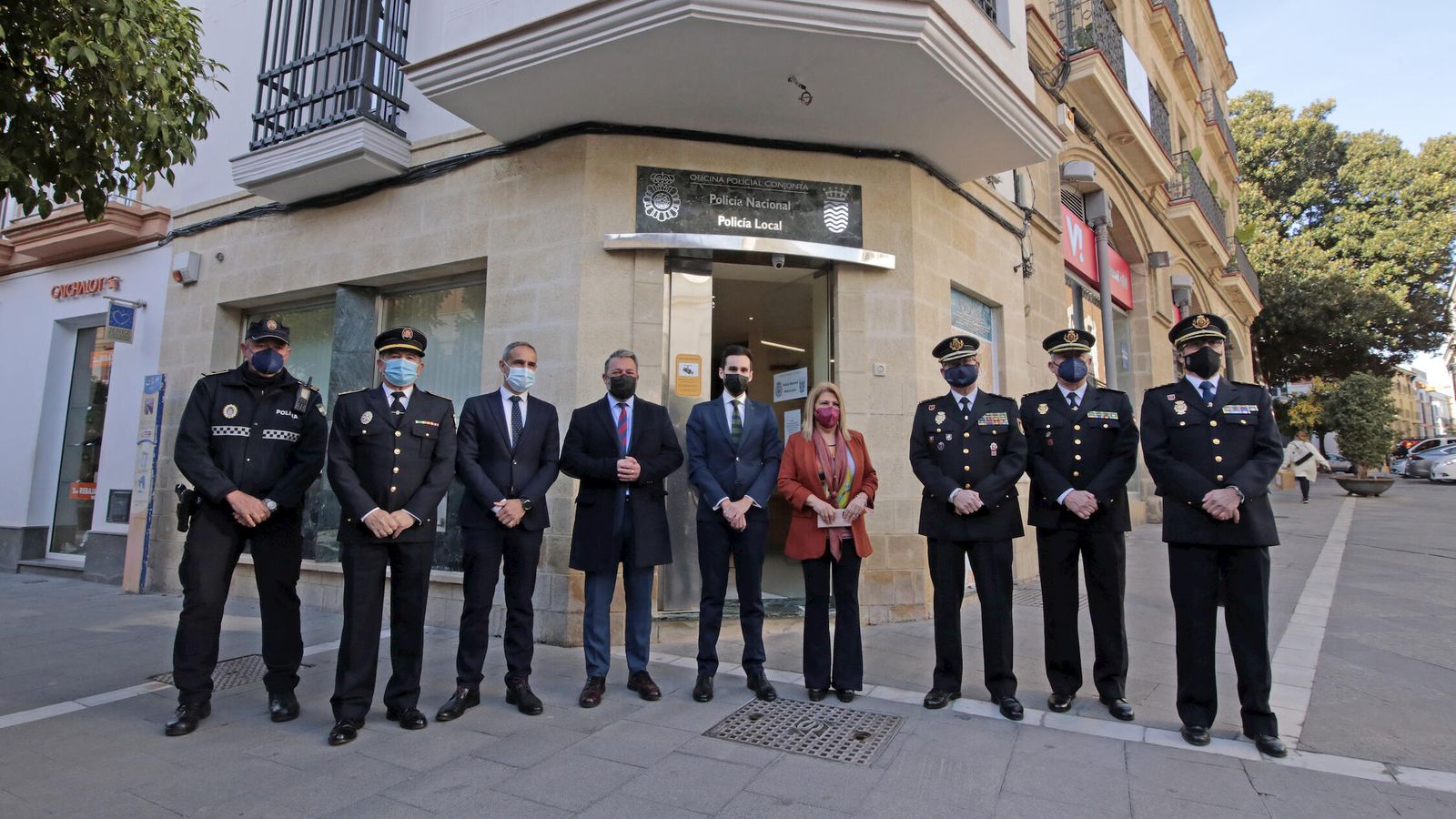 Las autoridades, ante la Oficina de Atención Policial situada en la calle Larga