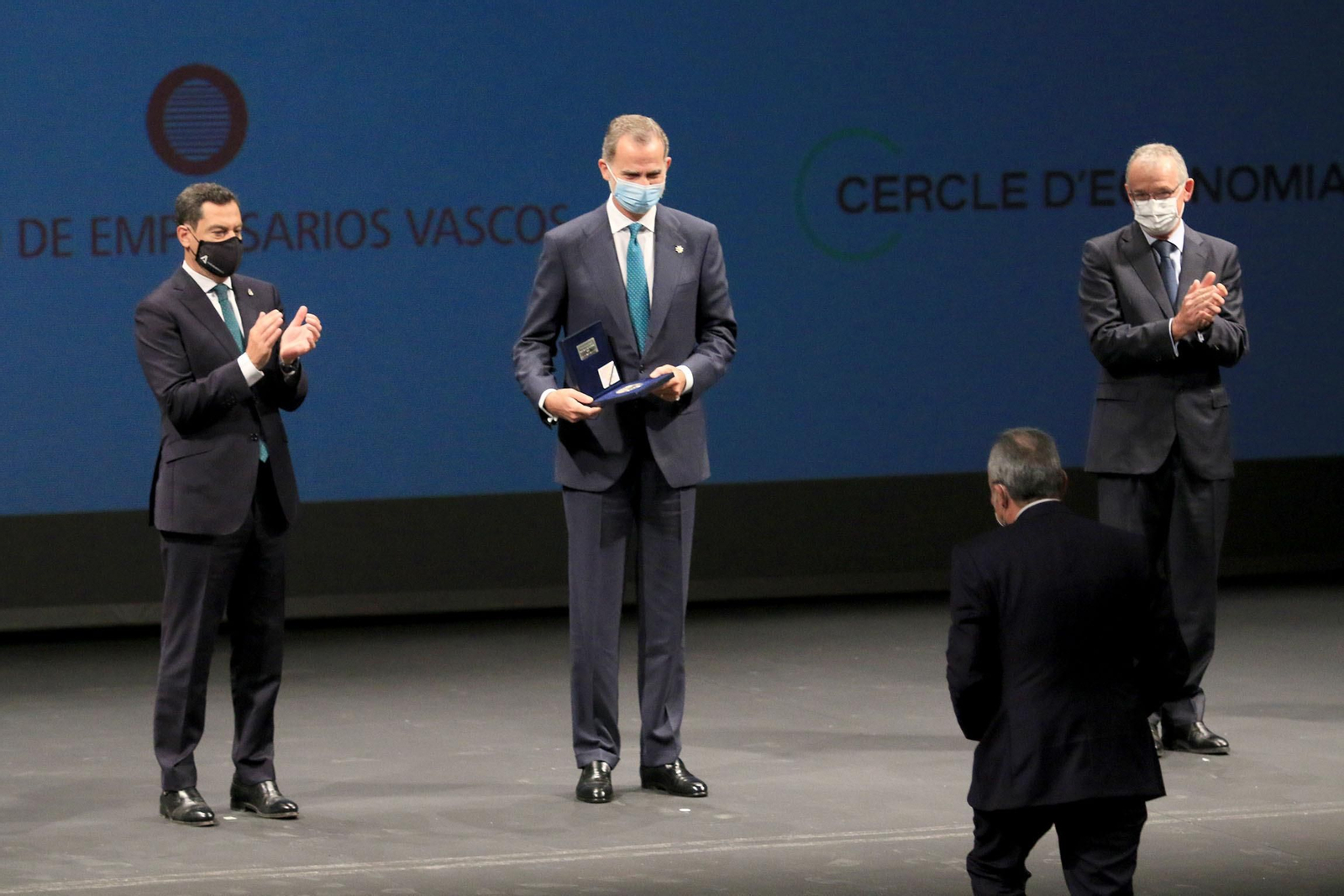 Fotogalería 'El Rey entrega el premio Reino de España a la Trayectora Empresarial a Paco Cosentino'