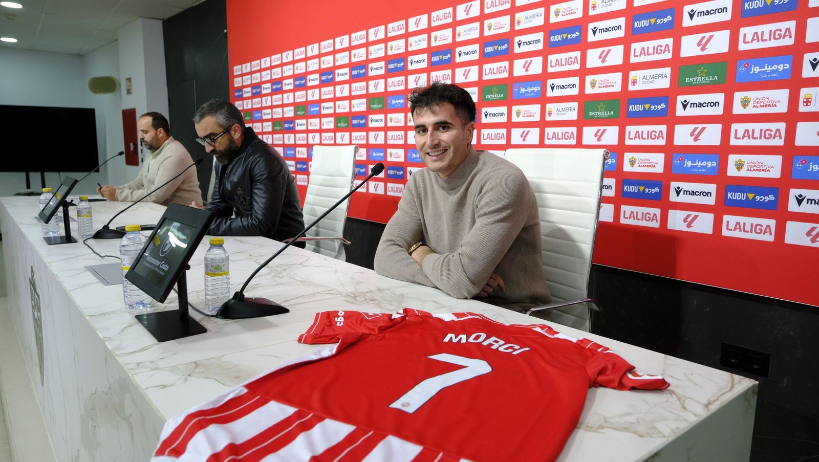 Presentación de Jon Morcillo como nuevo jugador de la U.D. Almería, en fotos