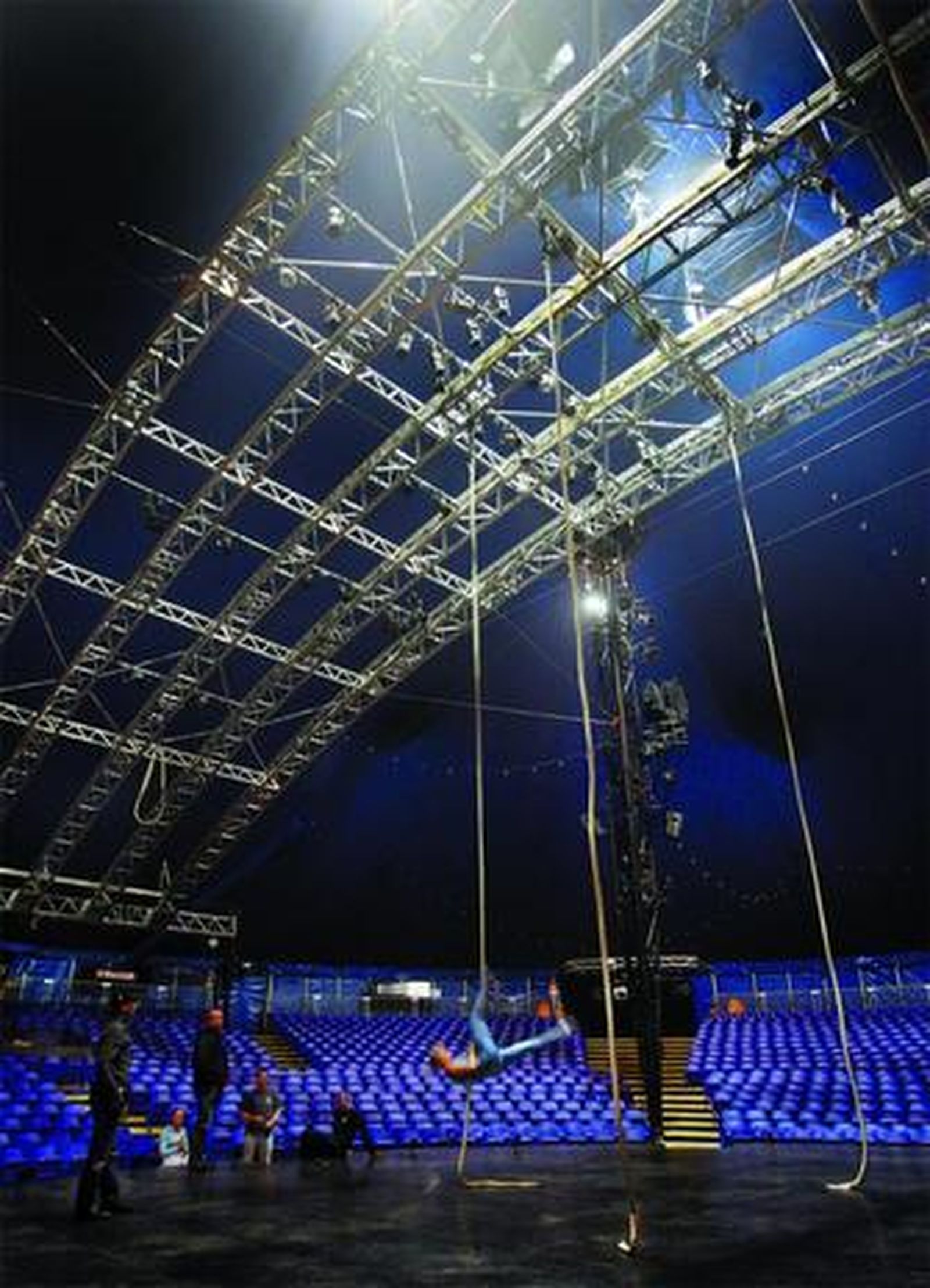 1. Los cinco railes que coronan el escenario son las estrellas técnicas de 'Quidam', la más novedosa maquinaria que exhibe el espectáculo y que cada día es examinada por el personal.  2. Ensayos en la segunda carpa del Grand Chapiteau.