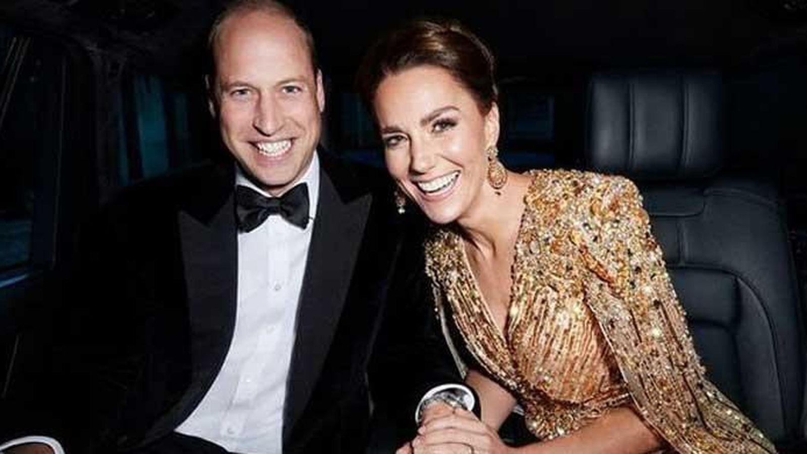 La felicitación por el nuevo año de los duques de Cambridge, en la noche del estreno de la película de James Bond