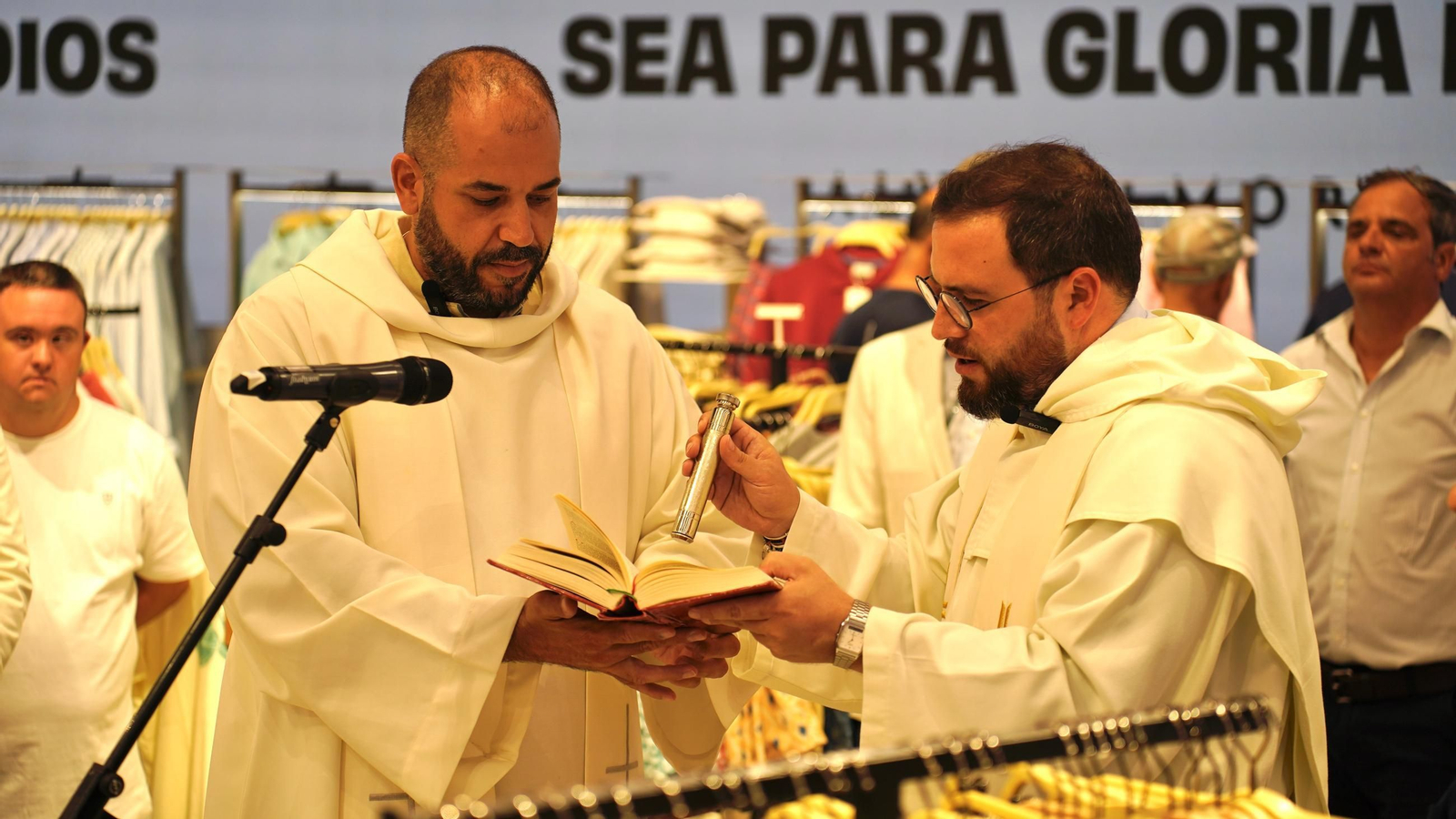 Fotos de la apertura de la marca Álvaro Moreno en el Centro Comercial Puerta Europa de Algeciras